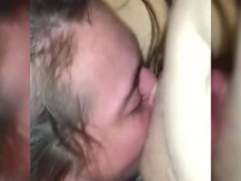 Gorge profonde entre les lèvres d&rsquo;une brunette