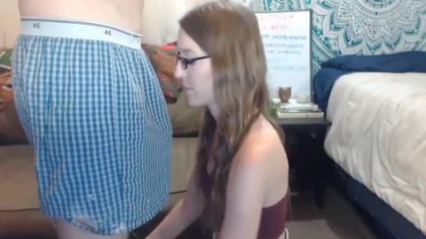 Sextape avec une jeune geekette à lunettes