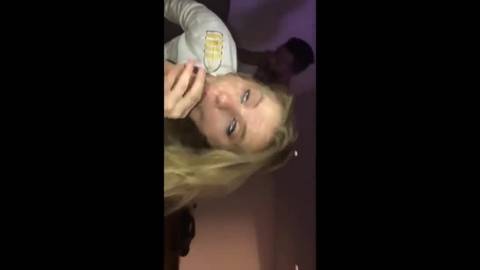 Petite blonde en chaleur démontée par deux gars !