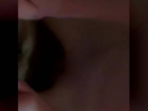 Mignonne à croquer quand elle remue sur sa queue