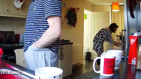 Bobonne retroussée dans la cuisine et tronchée par son mari