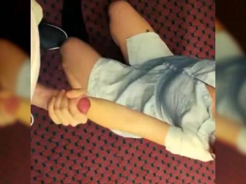 A genoux, cette pétasse pompe deux belles queues