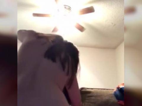 Jeune couple torride sur le canapé