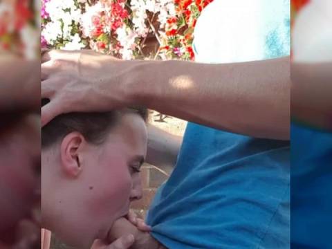 Il décharge dans la bouche gourmande de sa jeune voisine