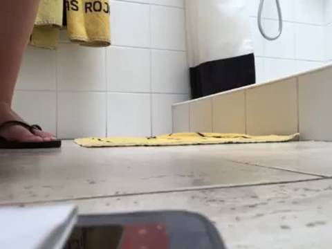 Maman sexy se masturbe le clitoris