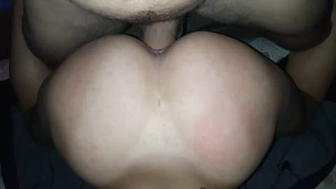 Une jeune blonde prise en levrette