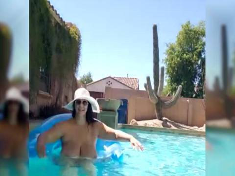 Dans sa piscine la grosse mature s&rsquo;amuse