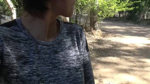 Francaise jouit avec une banane en extérieur