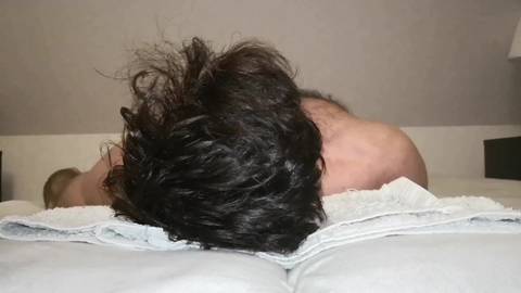 Une vieille chatte qui mouille sur sa gueule