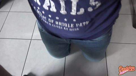 Milf aux cheveux courts suce et branle