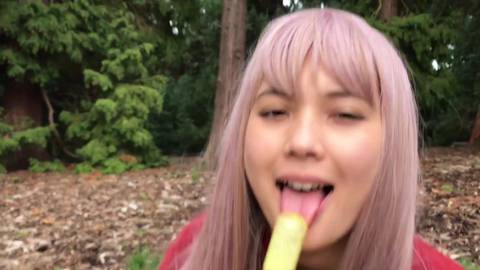 Deux lesbiennes se touchent dans un parc