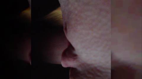 Belle chatte épilée se fait remplir de foutre