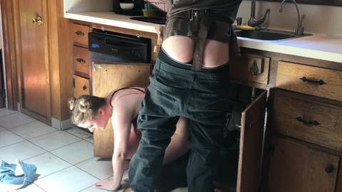 Salope en rut baise avec le plombier