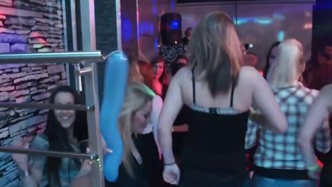 Partouze lesbienne dans un club de Prague