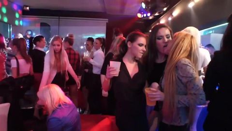 Partouze lesbienne dans un club de Prague