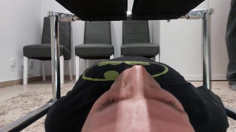 Cuck soumis lèche le sperme des autres