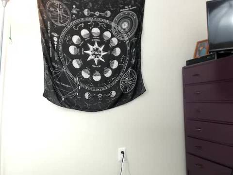 Une jeune femme nue se doigte pour la cam