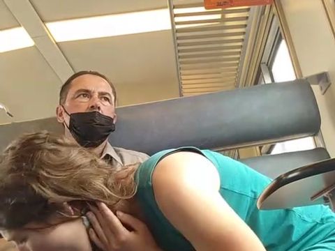Elle enlève le masque et suce dans le train