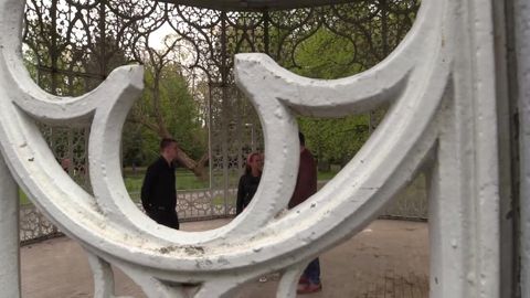 Salope youpo va s&rsquo;occuper de deux bites