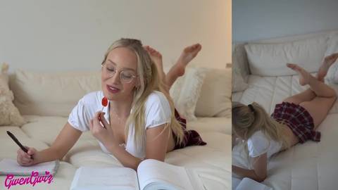 Sex model en mini-jupe lui pompe le dard