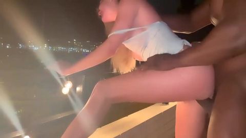 Sex amateur avec une blonde sur le balcon