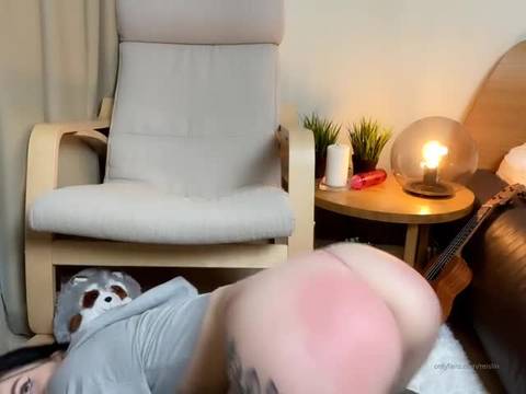 Elle se donne des fessées pour xlovecam