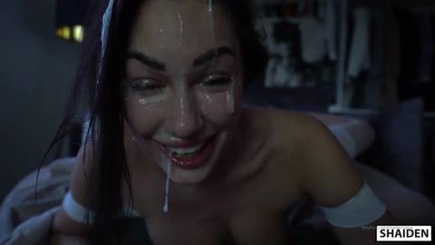 Gorge profonde et facial dans ce film xxx