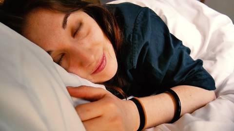 Elle joue avec ses pieds dans la vidéos x