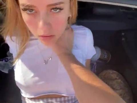 Couple fait des tonic movies à une voiture