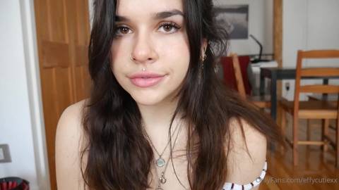 Une jeune fille en lingerie pour pornovor