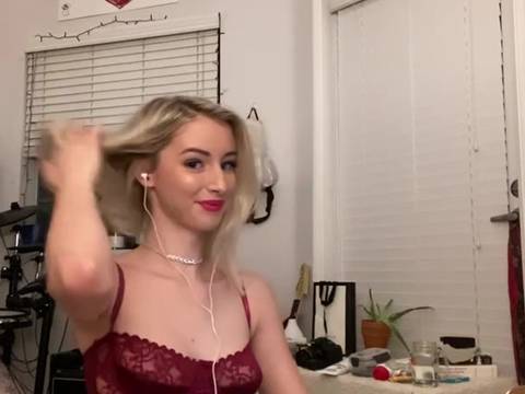 Dilfenergy caresse sa chatte dans xporno