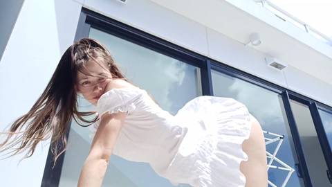 Jeune fille coquine s&rsquo;exhibe pour porno365