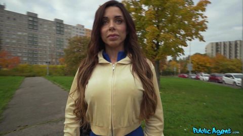 Brésilienne musclée suce un inconnu dans son gym particulier